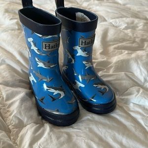Hatley blue rainboots - us 4